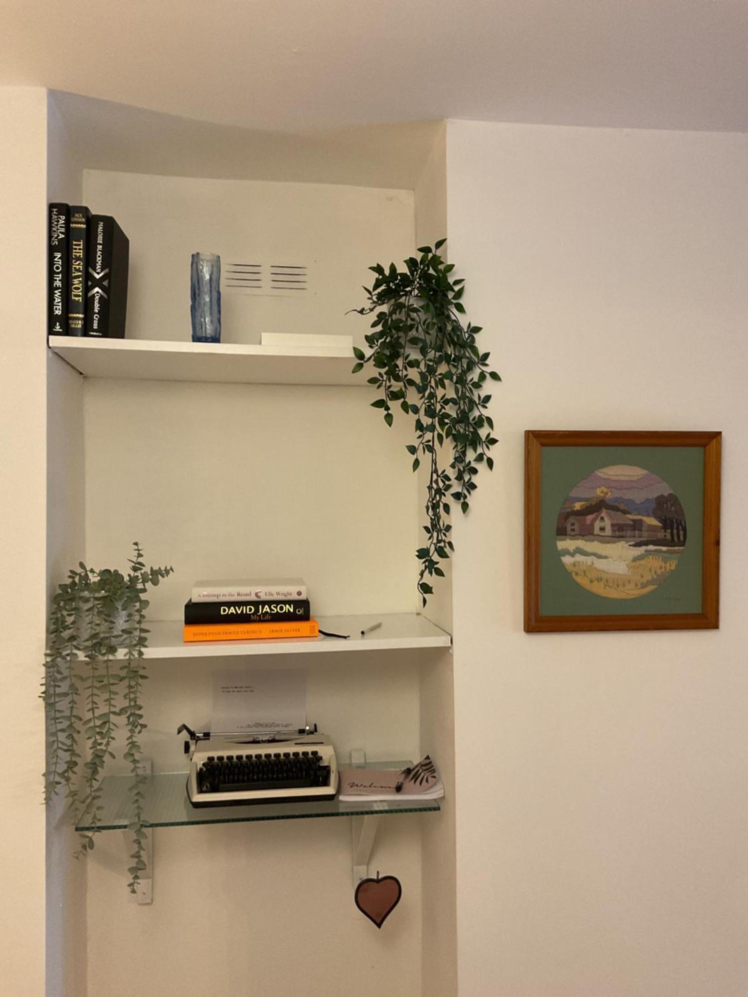 Rock -near Centre-free On Street Parking-free Wi-fi Apartment *