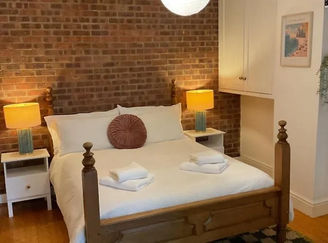 Rock Studio -Near City Centre-Free On Street Parking-Free Wi-Fi