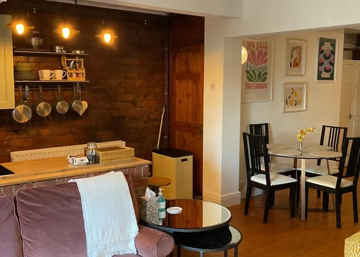 Rock Studio -Near City Centre-Free On Street Parking-Free Wi-Fi