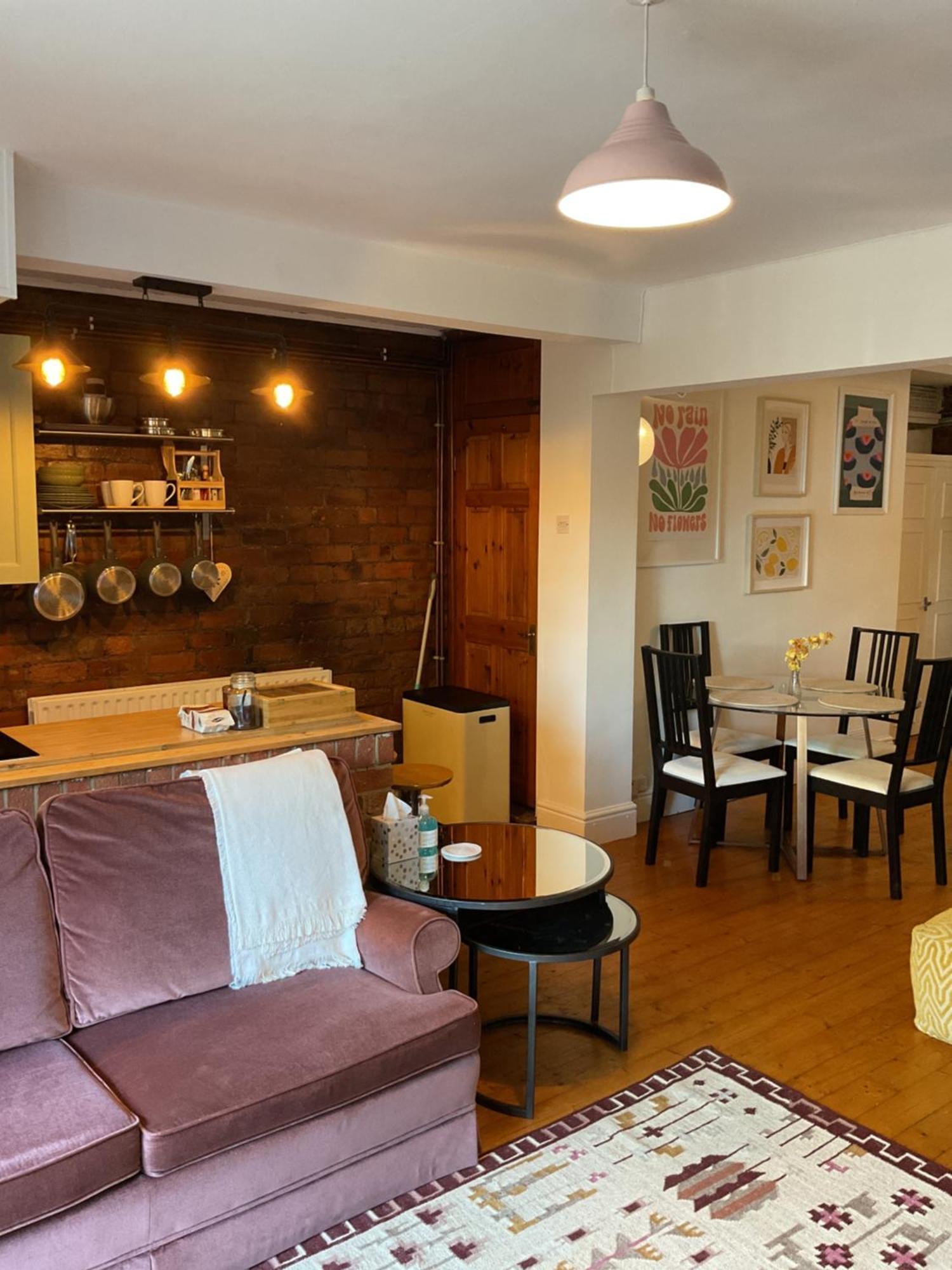 Apartment Rock -near Centre-free On Street Parking-free Wi-fi *