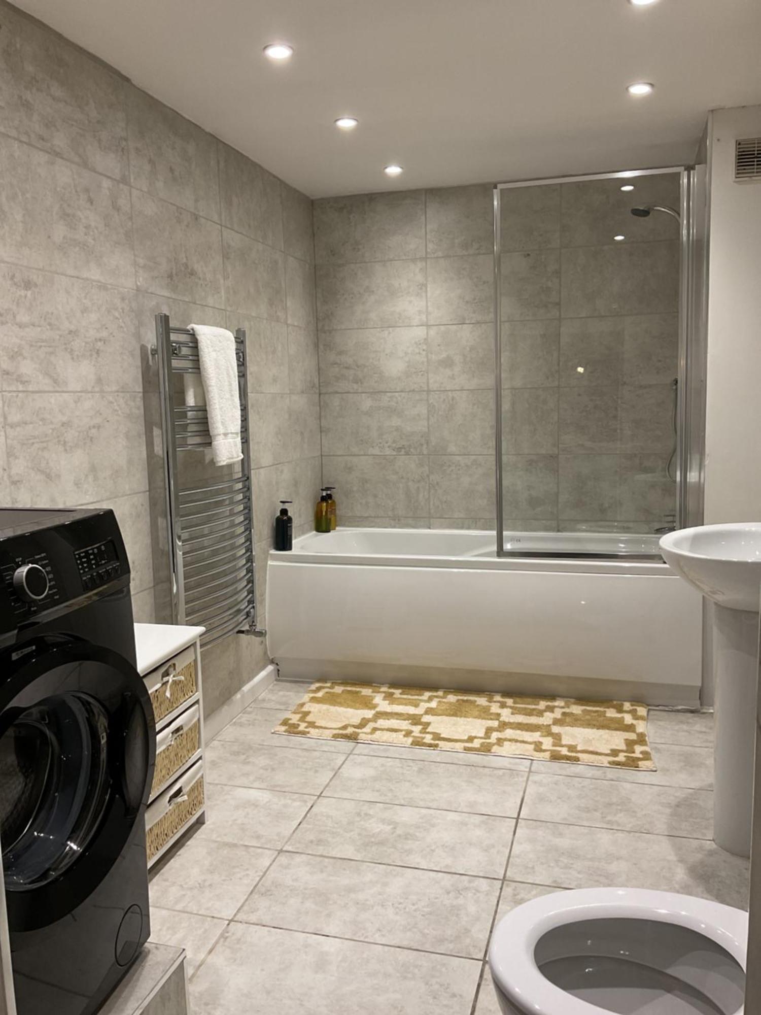 Apartment Rock -near Centre-free On Street Parking-free Wi-fi