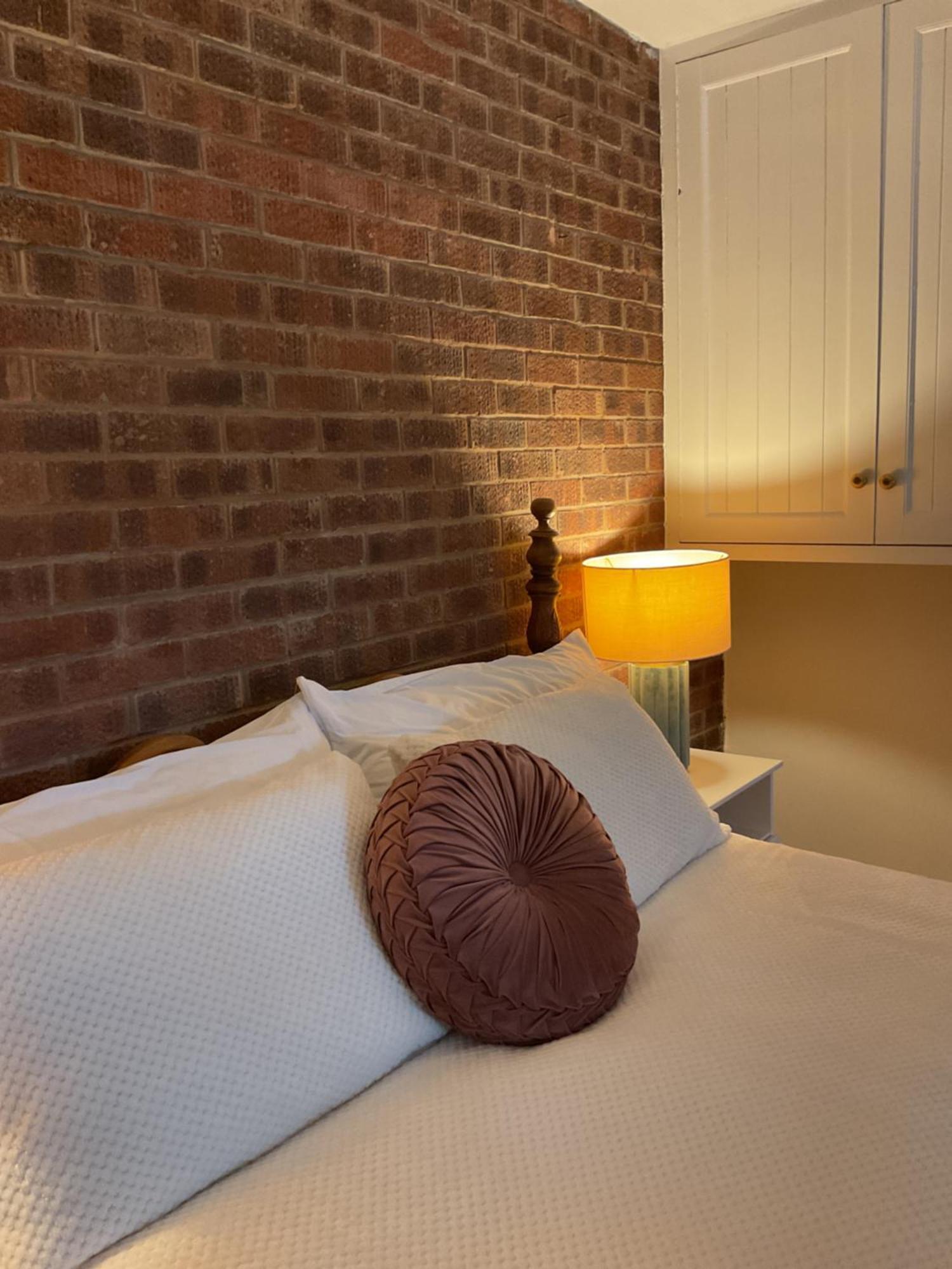 Apartment Rock -near Centre-free On Street Parking-free Wi-fi